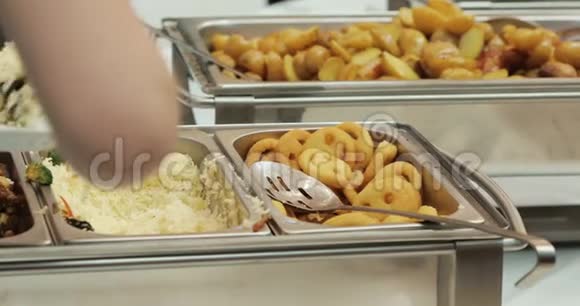 人团餐饮自助餐室内在豪华餐厅内搭配肉彩果蔬关门视频的预览图