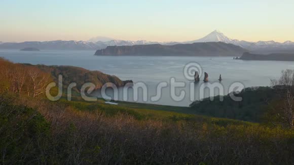 堪察加地区太平洋海岸令人叹为观止的夏季景观视频的预览图