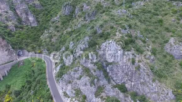 空中观景汽车在山路上行驶意大利4K视频的预览图