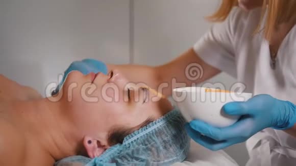 女医生做美容手术在水疗沙龙护肤品面膜按摩视频的预览图