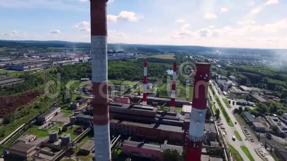 全景俯视工业景观的工艺管道和植物设置录像工业生产视频的预览图