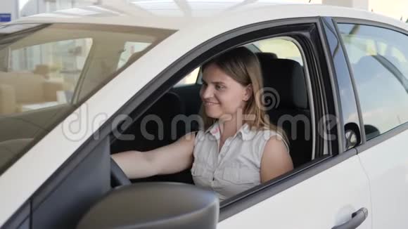 肖像幸福的女顾客顾客拿到钥匙手里拿着新汽车钥匙女孩拿着汽车钥匙女人在汽车里视频的预览图