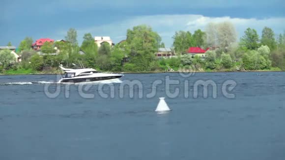 带游艇的河流景观视频的预览图