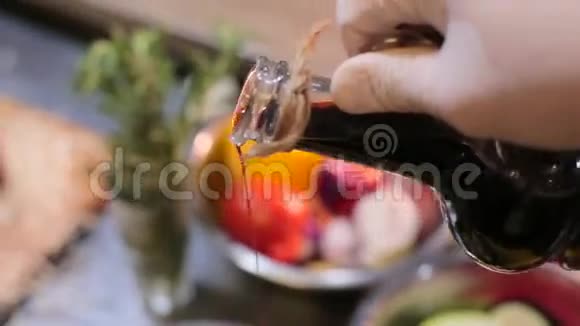 厨师倒沙拉和萨兹视频的预览图