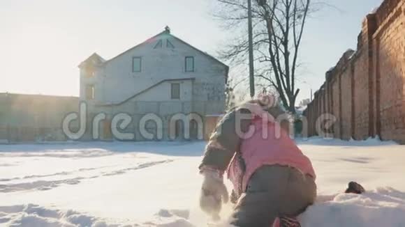 可爱的小女孩在雪地里奔跑玩得很开心视频的预览图