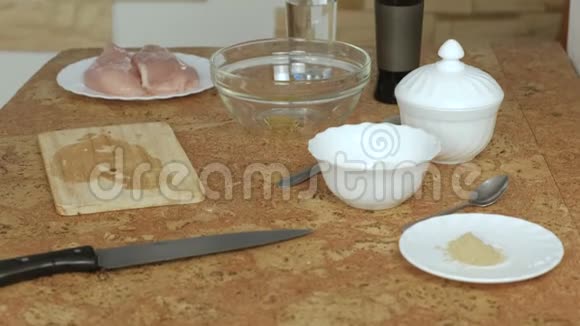桌子上煮鸡肉的配料视频的预览图
