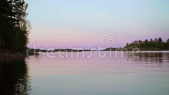 美丽的粉红色日落湖上视频的预览图