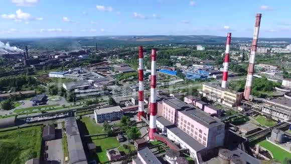 在阳光明媚的日子里有许多红白相间的植物烟囱的城市工业综合体的顶部景观录像生产工业视频的预览图