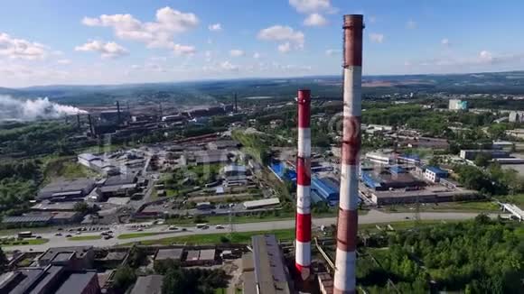 全景俯视工业景观的工艺管道和植物设置录像工业生产视频的预览图