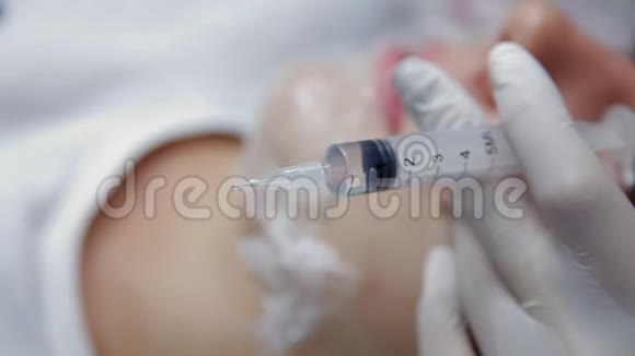 在美容院美容医生给面部注射透明质酸的程序视频的预览图