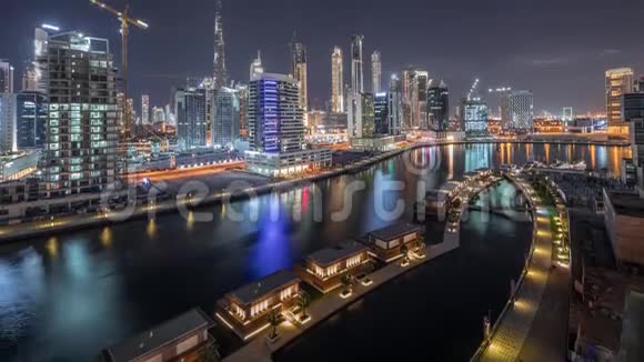 迪拜城市临近运河的夜晚节奏空中时光视频的预览图