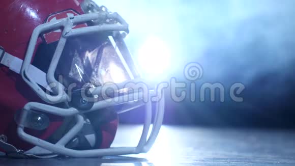 头盔美国足球运动员在烟雾背景兄弟姐妹视频的预览图