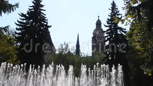 在科西的大教堂上跳舞的喷泉视频的预览图