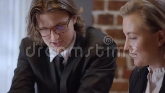 两个年轻人在一家咖啡馆里合作讨论项目一家餐馆里的女人和男人视频的预览图