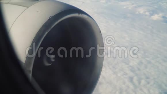 云层上方的飞机客机侧窗视图视频的预览图