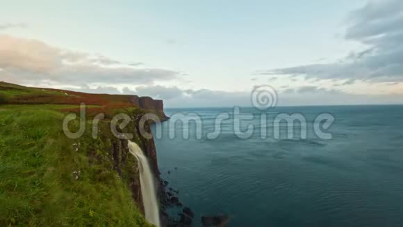 瀑布Kilt岩水掉入海斯凯岛苏格兰高地地区时间流逝视频的预览图