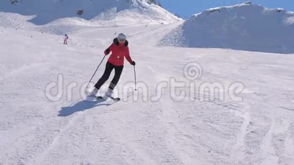 冬天运动的女人滑雪板在山上滑雪场的斜坡上雕刻视频的预览图