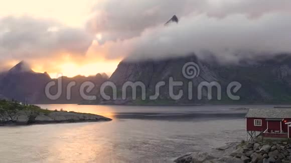 罗佛顿群岛群山环绕的云团视频的预览图