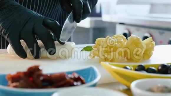厨师在餐厅厨房切莫拉奶酪视频的预览图