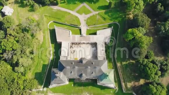 从无人机到历史城堡的空中景观视频的预览图