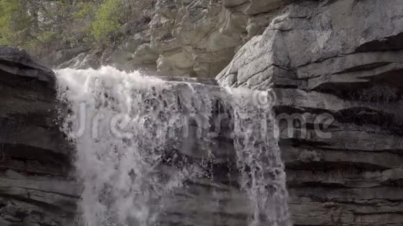 奥斯特瀑布顶部的细节视频的预览图