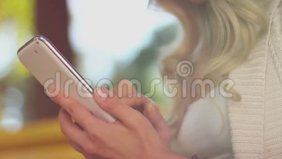 女人玩游戏在手机上输入短信视频的预览图