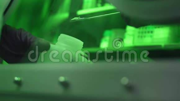 橡胶手套进行化学实验不接触物质视频的预览图