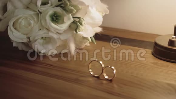 美丽的婚礼花束金戒指新娘饰品慢动作视频的预览图