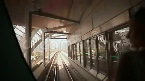 爱情情侣在夏天乘坐迪拜地铁火车2视频的预览图