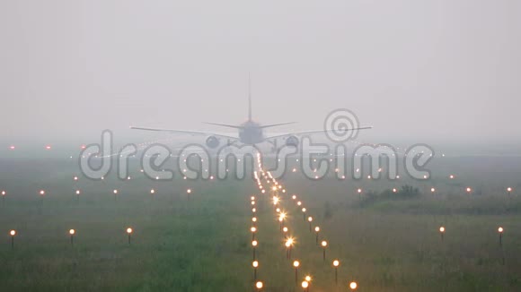 飞机在大雾中降落在跑道上视频的预览图