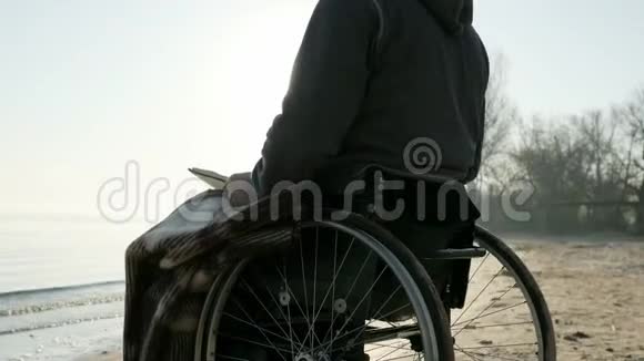 轮椅上的瘸子请求上帝的帮助轮椅上的残疾人视频的预览图