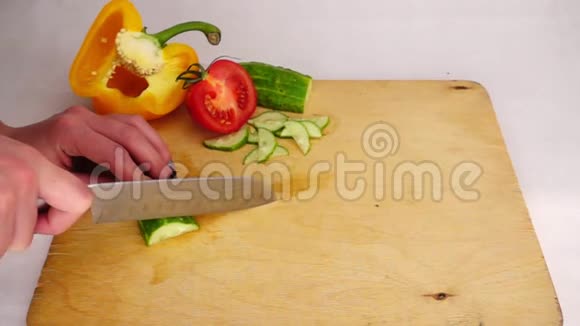 用刀子在木板上切黄瓜片动作慢视频的预览图