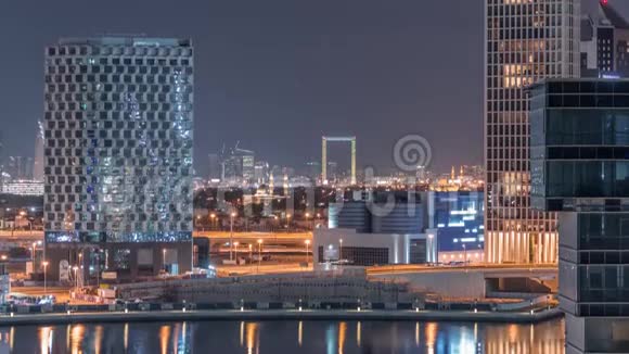 迪拜运河附近的明亮夜晚视频的预览图