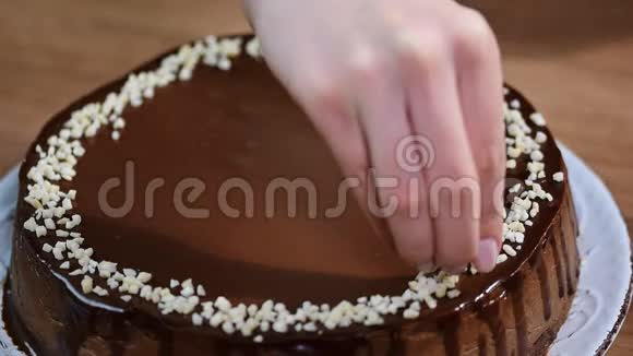 用坚果装饰巧克力芝士蛋糕视频的预览图