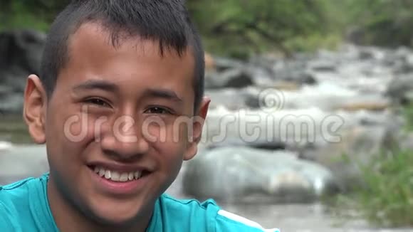 少年男孩在河边微笑视频的预览图