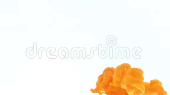 橙色墨水在水中创意慢动作在白色背景上视频的预览图