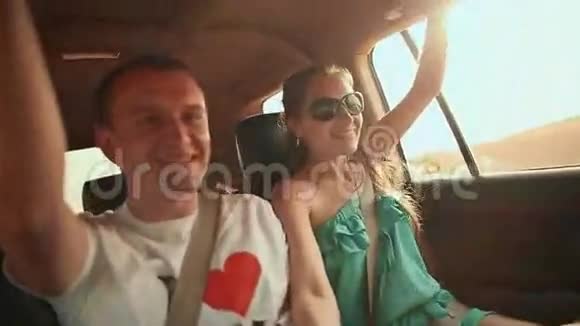 沙漠野炊越野车穿越阿拉伯沙丘女孩和车里的人视频的预览图
