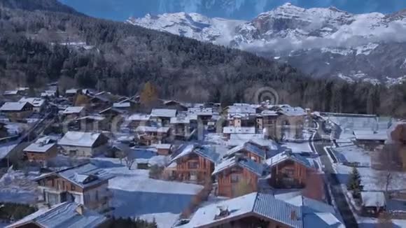 在高山村里过冬村街上的雪视频的预览图