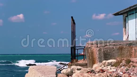 阳光明媚的一天海边的老蓝房子视频的预览图