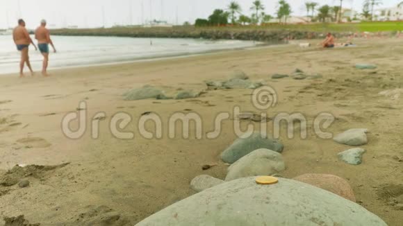 在石头上看比特币海滩上满是人的背景视频的预览图
