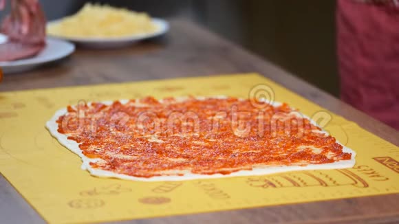 把香肠和腊肠放在披萨上面视频的预览图