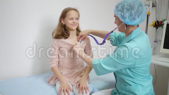医学检查生病的孩子医学听力的孩子用听诊器肺部治疗医院孩子生病佩视频的预览图