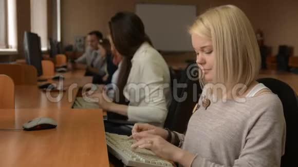 一位快乐的女学生在电脑上工作的肖像视频的预览图