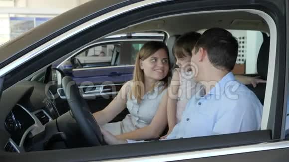 汽车生意汽车销售显示签名批准快乐母亲女性视频的预览图