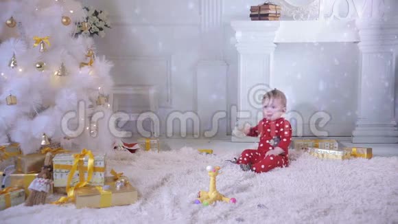 一岁的婴儿靠近圣诞树吃百吉饼视频的预览图