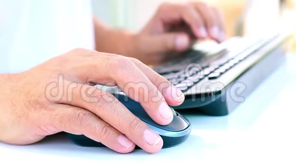 男性手在键盘上打字视频的预览图