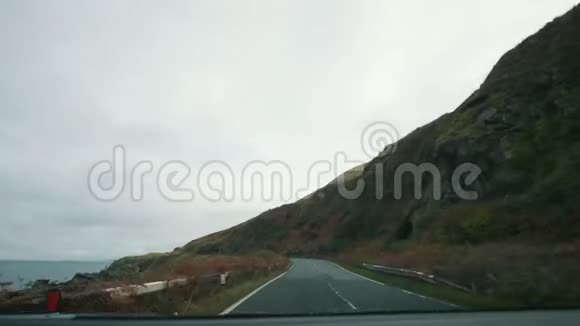 位于苏格兰高地附近的岩石海岸线之间的道路视频的预览图