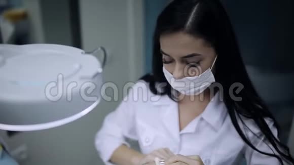 美容师给一个皮肤有问题的年轻女孩洗脸痤疮面部按摩视频的预览图