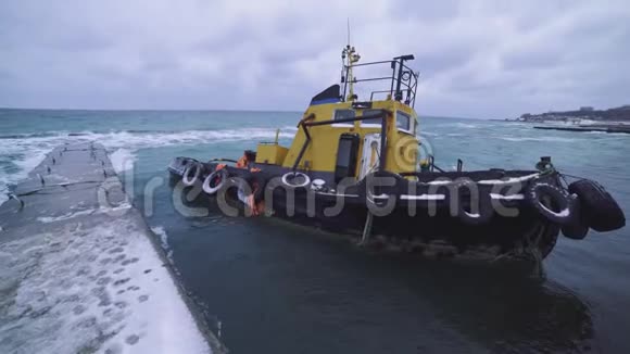 在寒冷的天气里海滩上的海浪在暴风雨中敖德萨海岸附近被洪水淹没的船只的戏剧性景色视频的预览图