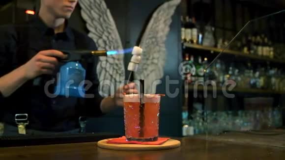 专家酒吧老板在酒吧做鸡尾酒慢动作视频的预览图